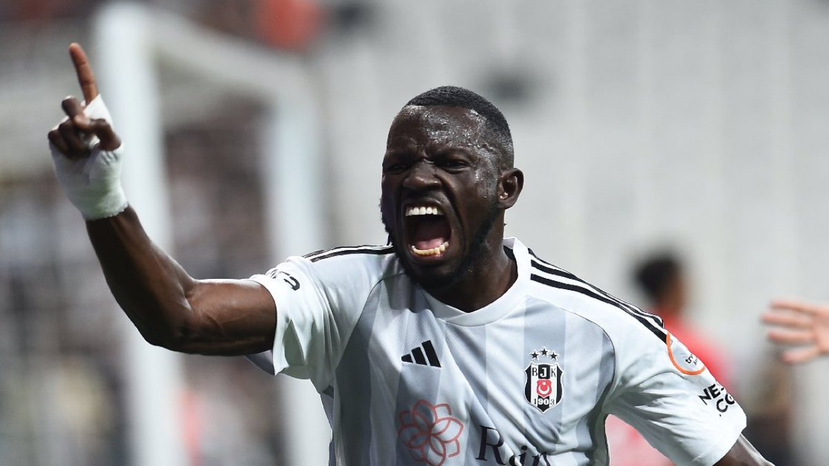 Beşiktaş'ın stoperi Colley, golcü Aboubakar ile hücum çalışıyor