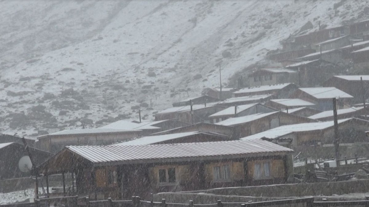 Rize'de yaylalar karla kaplandı