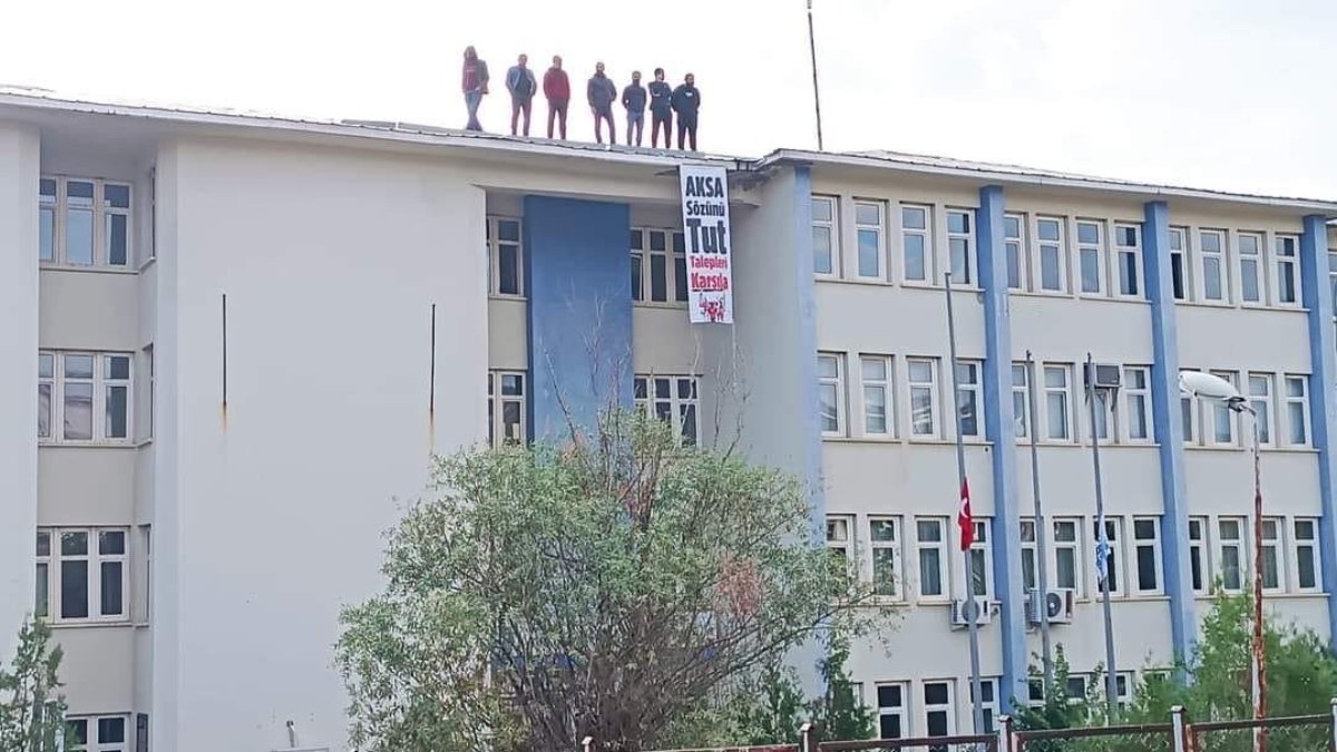 Haklarını isteyen FEDAŞ işçileri çatıya çıktı