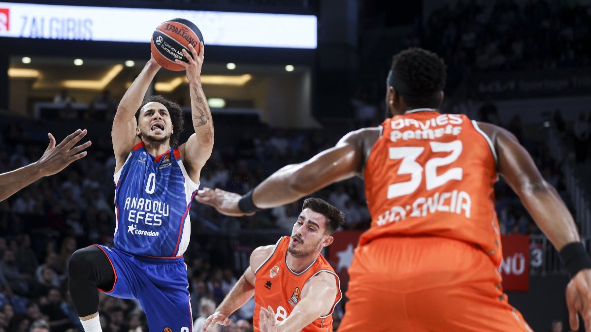 Anadolu Efes nefes kesen maçta Valencia Basket'i Shane Larkin ile devirdi