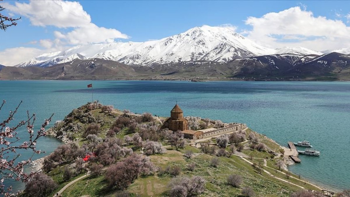 Van Gölü'nde 4 büyüklüğünde deprem