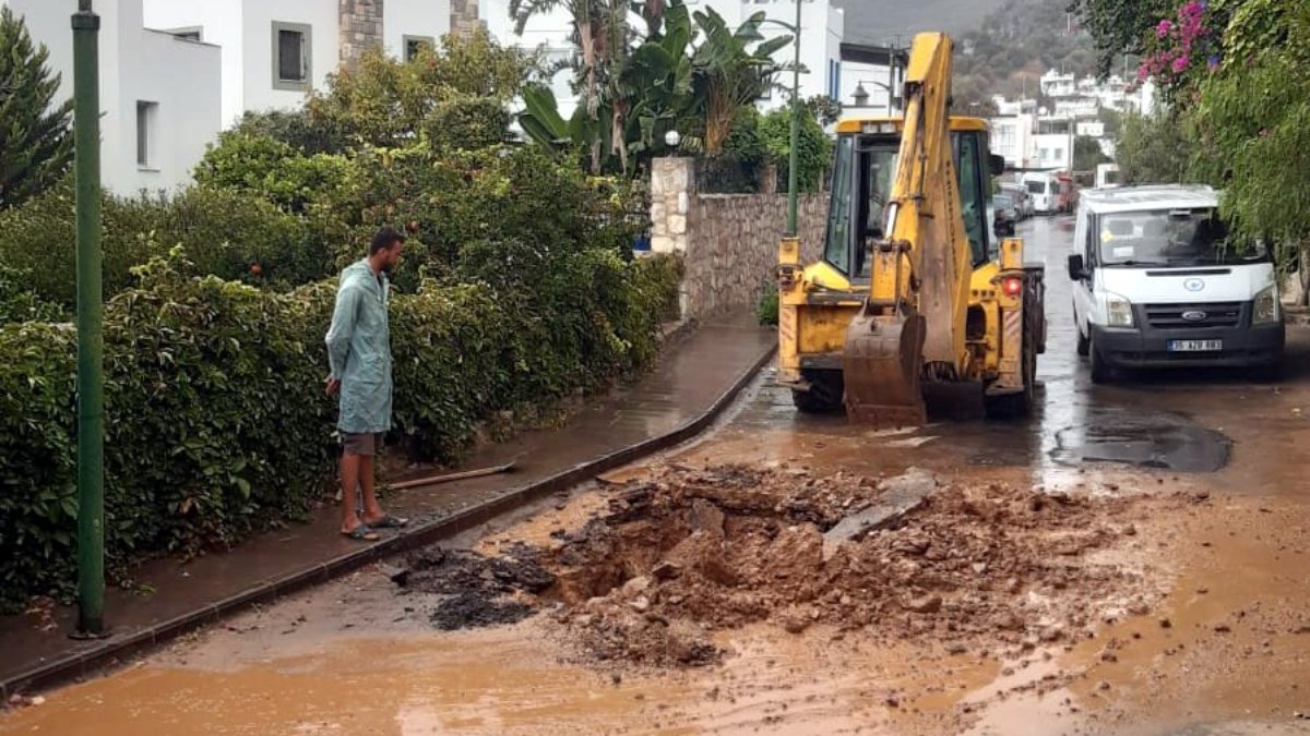 Susuzluk çeken Bodrum'da su boruları patlamaya devam ediyor