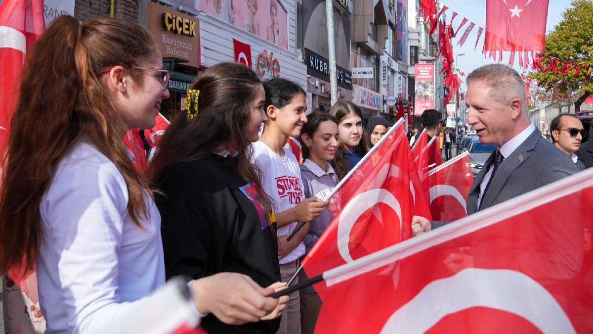 İstanbul'da ev, iş yeri ve caddeler Türk bayraklarıyla süsleniyor