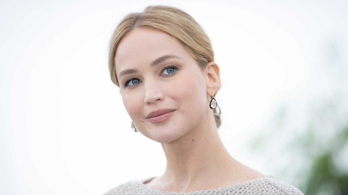 Ünlü aktris Jennifer Lawrence çıplak sahnesiyle gündeme oturdu
