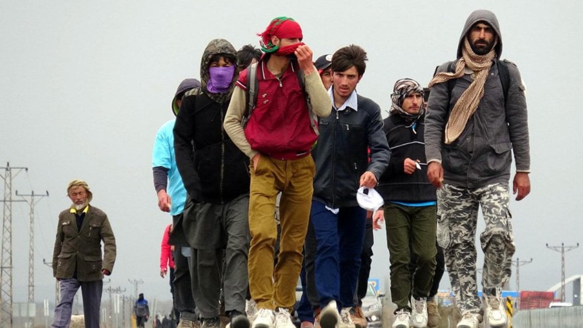 Göçmenler yüzünden maaşımız düşüyor