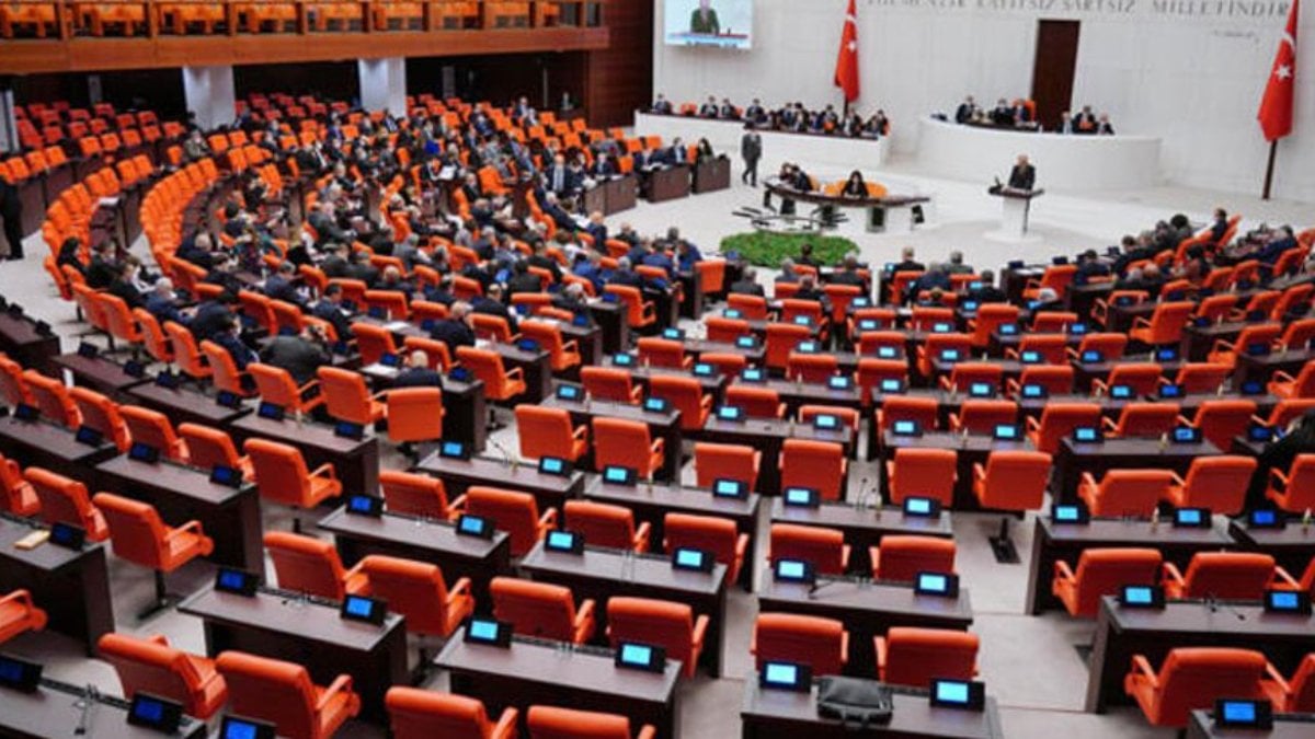 Birden fazla maaş alan bürokratların araştırılması önergesine AKP ve MHP'den ret