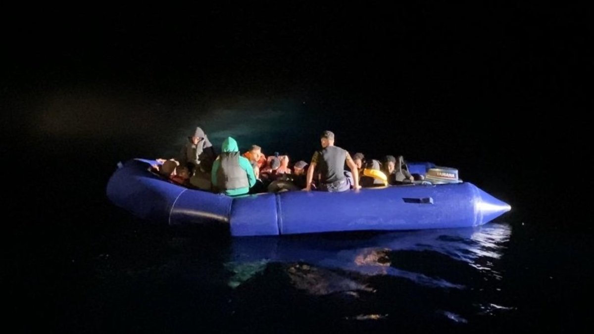İzmir açıklarında 119 düzensiz göçmen kurtarıldı