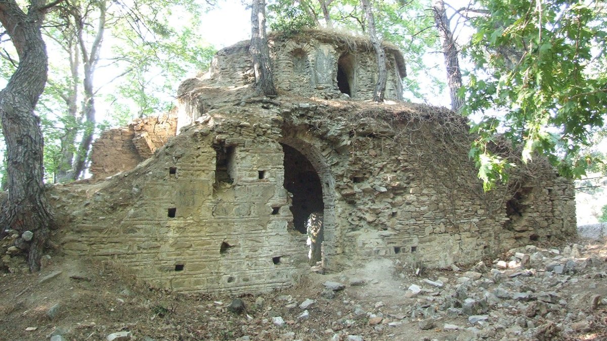 Kurşunlu Manastırı göz göre göre yıkılıyor