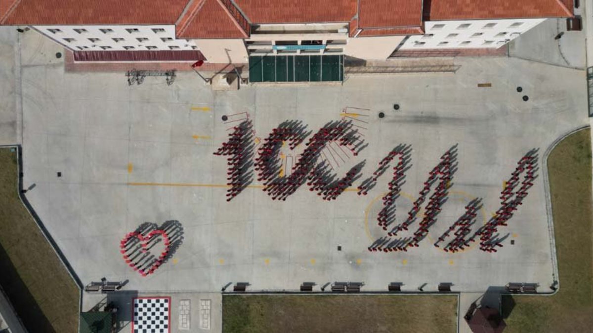 İzmir'de öğrencilerden 100. Yıl koreografisi