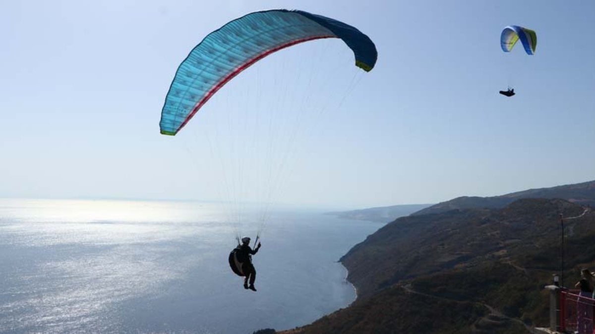 Uçmakdere'de sonbaharda yamaç paraşütü rüzgarı