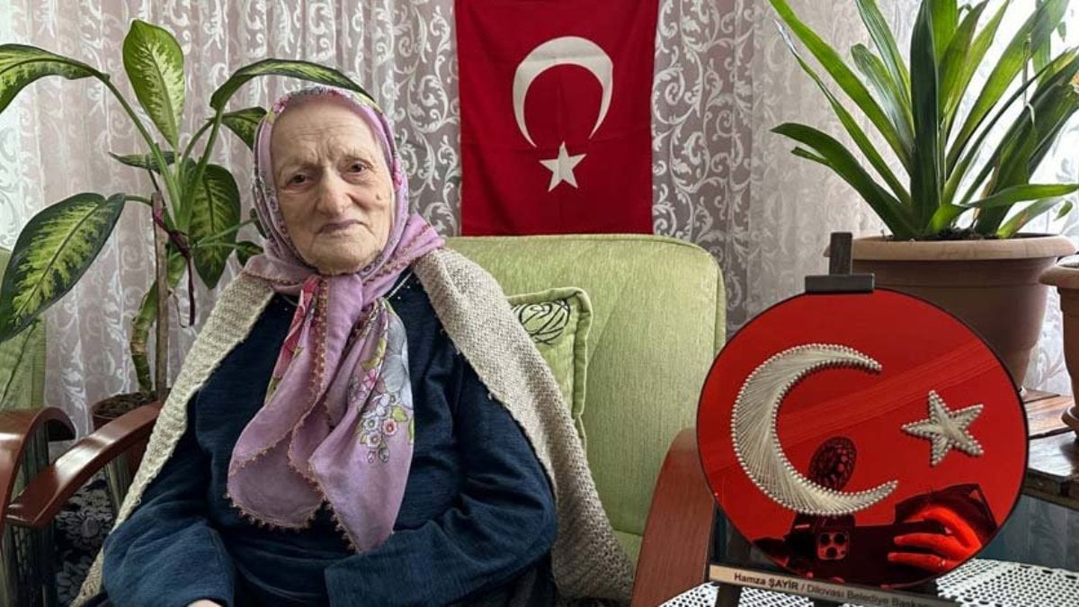 100 yaşındaki Şükriye nine, Cumhuriyet'in 100. yılını kutluyor