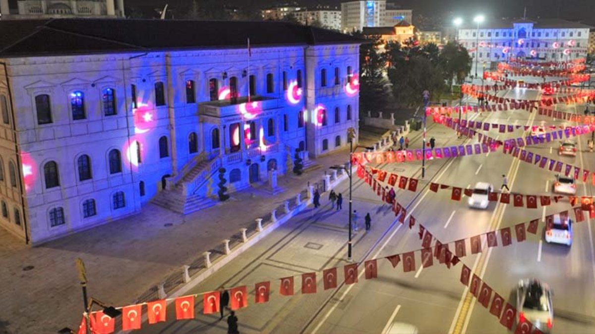 Sivas'ta Cumhuriyet'in 100. yılına özel tarihi binalarda ışık gösterisi