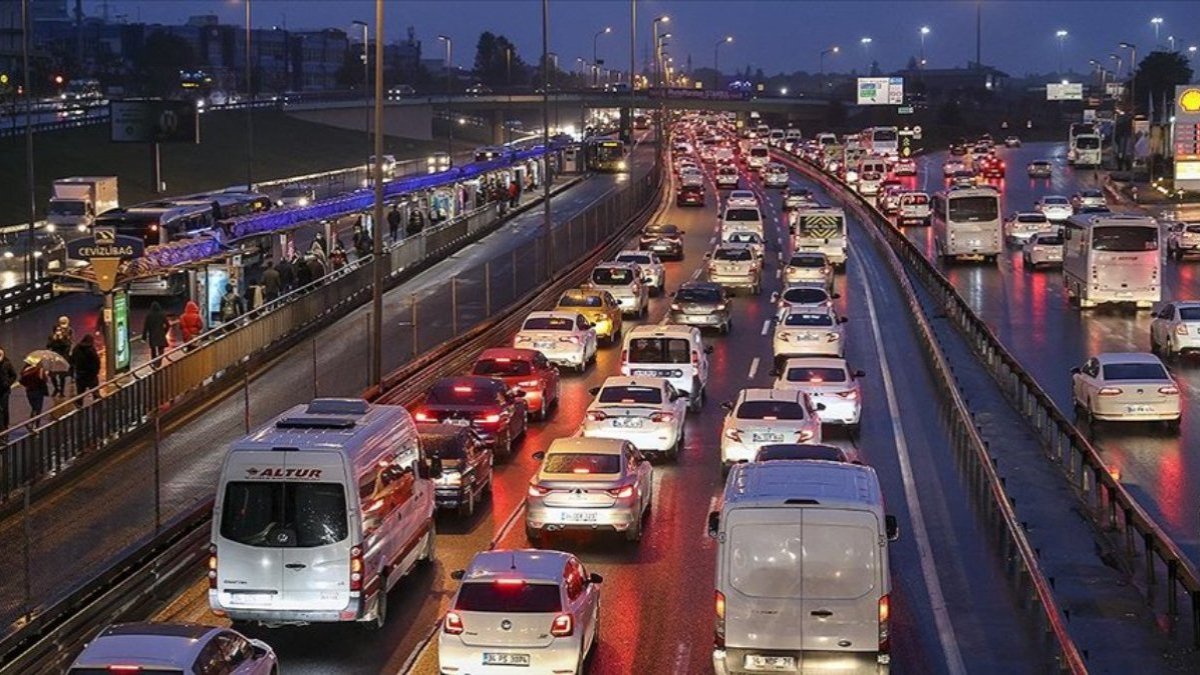 İstanbul'da trafik yoğunluğu yaşanıyor