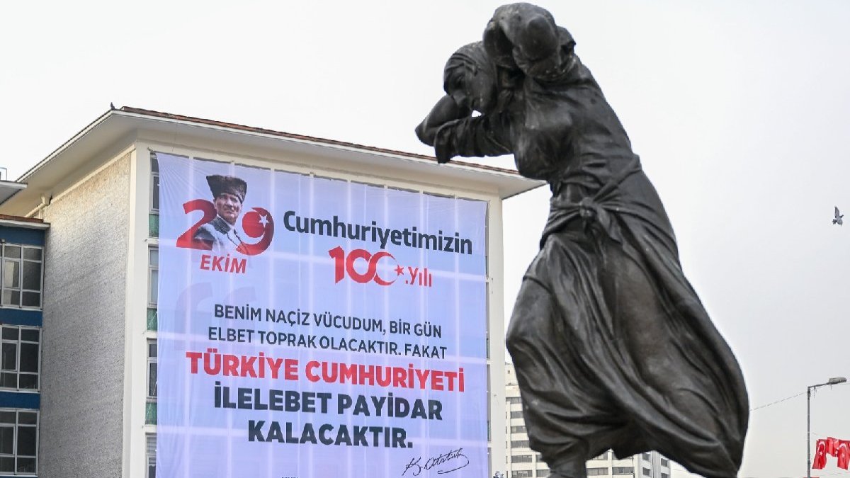 ABB'den Ulus'a devasa Atatürk pankartları