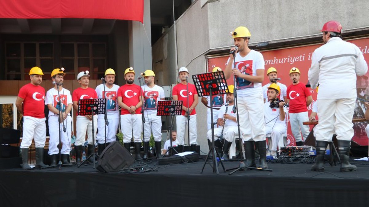 Zonguldak'ta madenciler, Cumhuriyet için sahnede