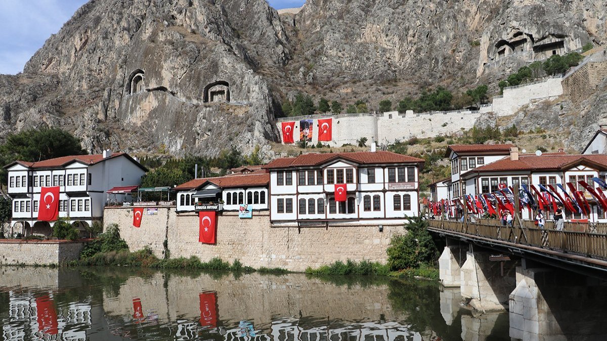 Cumhuriyet'in doğum belgesinin imzalandığı kent kırmızı beyaz...