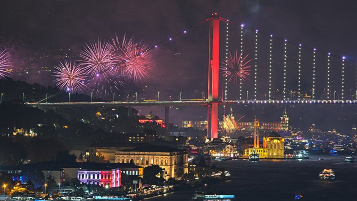 İstanbul Boğazı'nda muhteşem Cumhuriyet Bayramı gösterisi