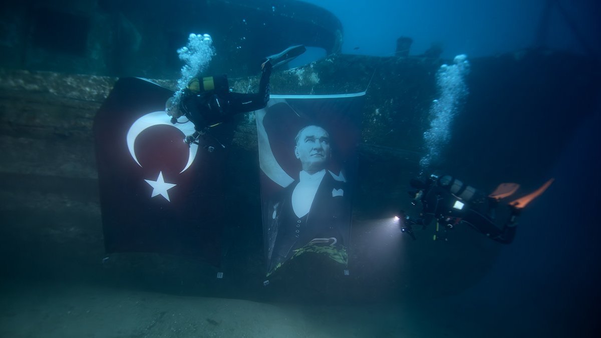 Dalgıçlar su altında Atatürk posteri açtı