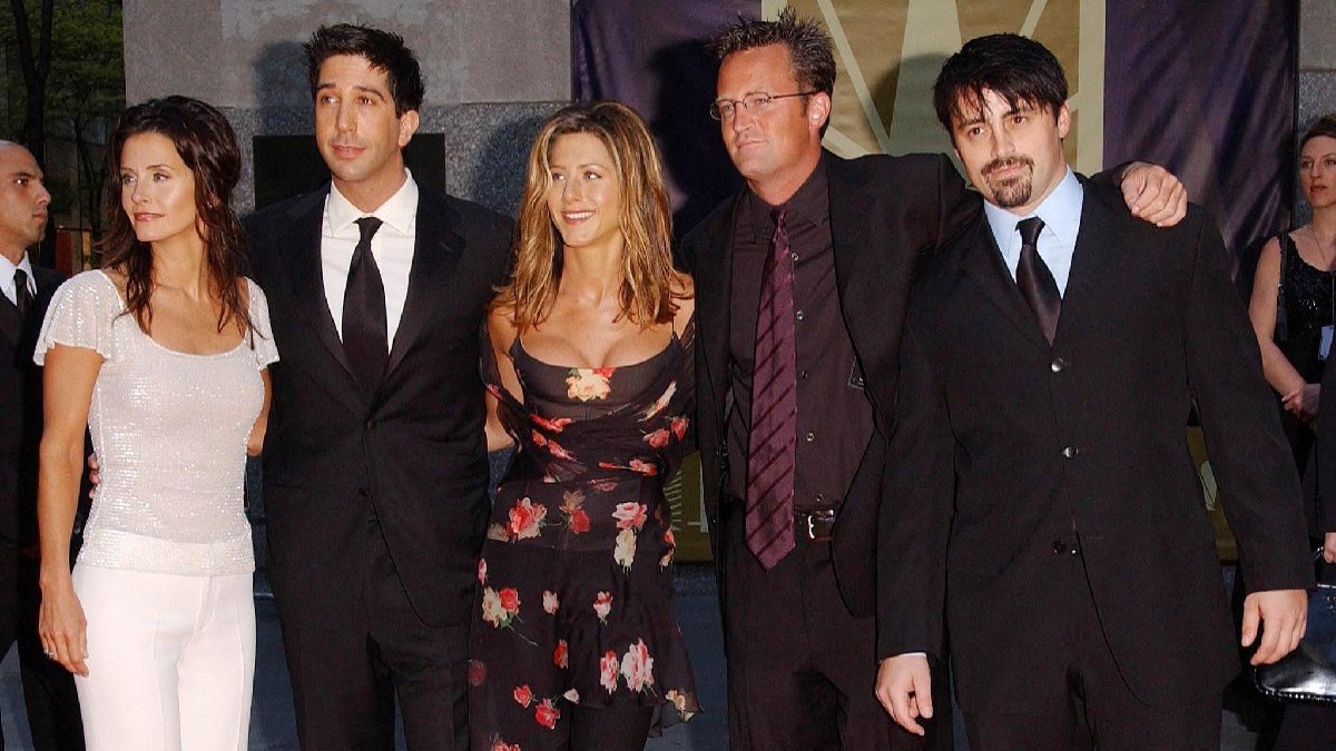 Friends dizisinin başrolü Matthew Perry yaşamını yitirdi