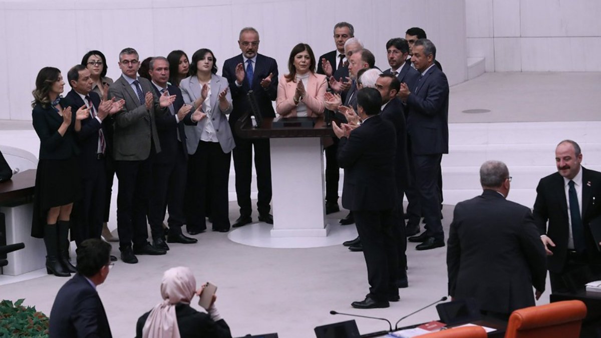 HEDEP'lilerden TBMM'de alkışlı protesto