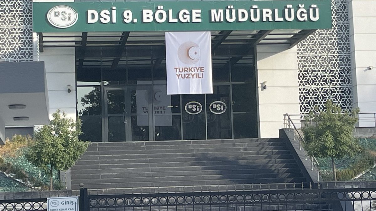 Türk bayrakları kaldırıldı o flamaya dokunulmadı