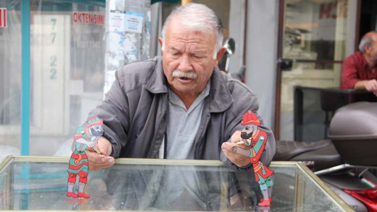 Kadiri amcadan simit tezgahında çocuklara gölge oyunu