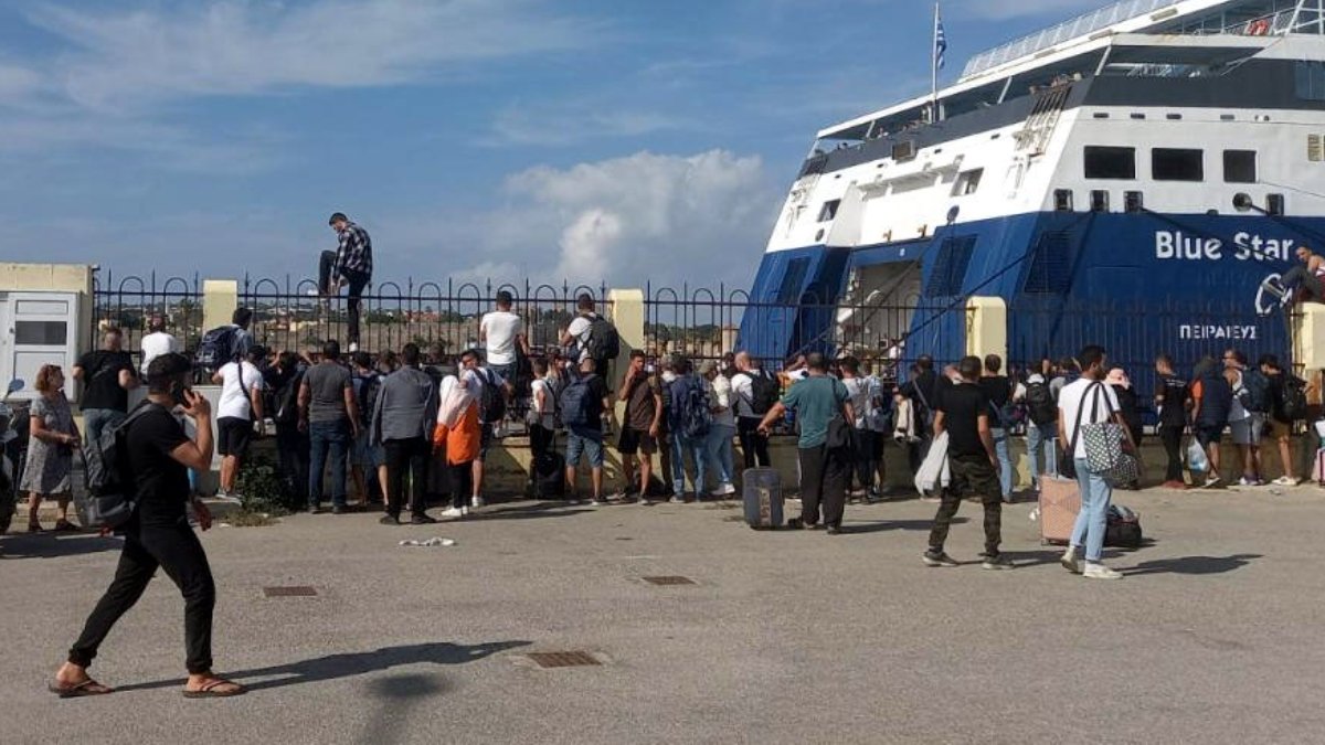 Rodos'ta feribotu ele geçirmeye çalışan 40 göçmen tutuklandı