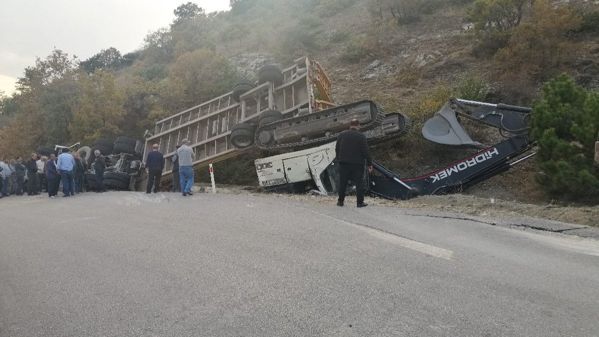 İş makinesi taşıyan TIR devrildi: 2 ölü