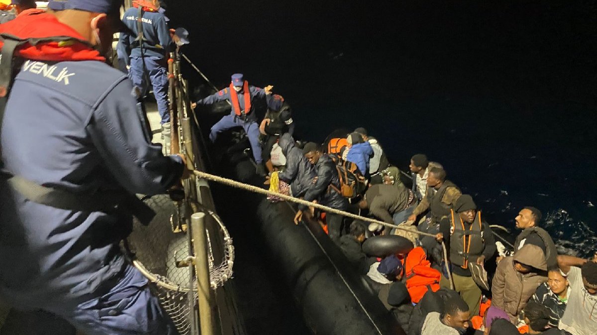 İzmir ve Çanakkale açıklarında onlarca göçmen kurtarıldı