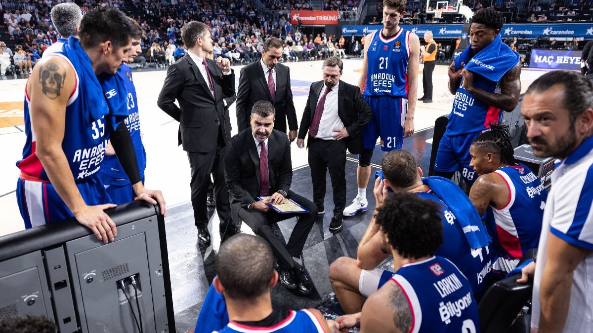 Anadolu Efes, Bologna deplasmanında