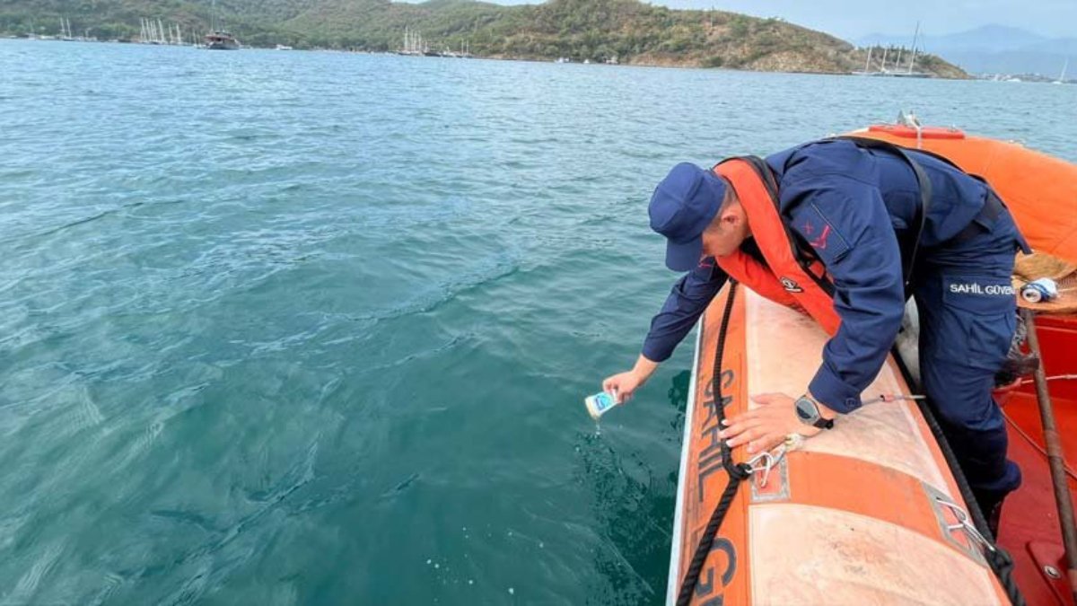 Fethiye'de deniz yüzeyindeki plastik atıklar toplandı