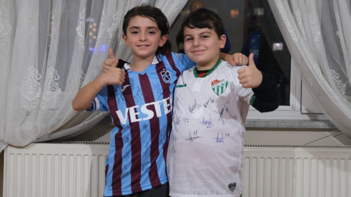Bursaspor yönetimi ve oyuncuları biber gazı mağduru Yusuf Emir'i ziyaret etti