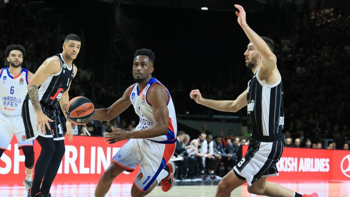 Anadolu Efes, Virtus Bologna'ya 93-81 yenildi