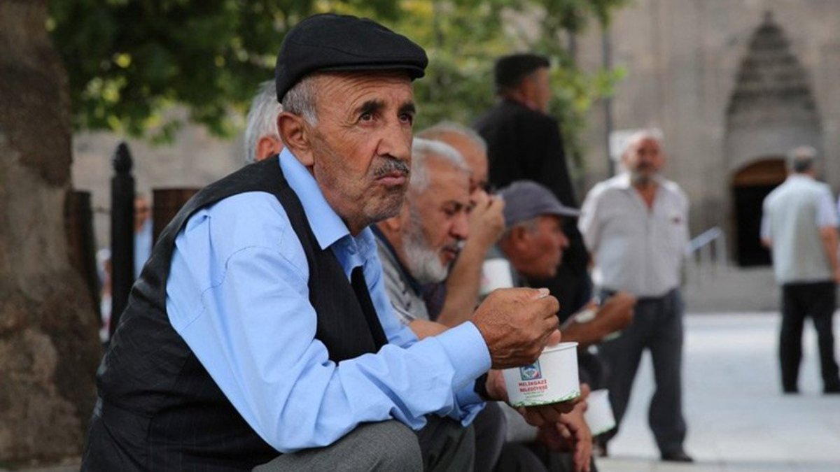 Binlerce emekli yardım kuyruğunda