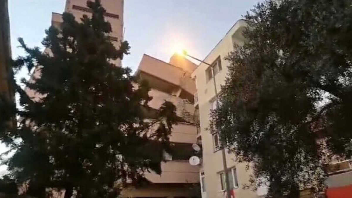 İzmir'de okul binası, yıkımı sırasında bir apartmanın üzerine doğru yan yattı