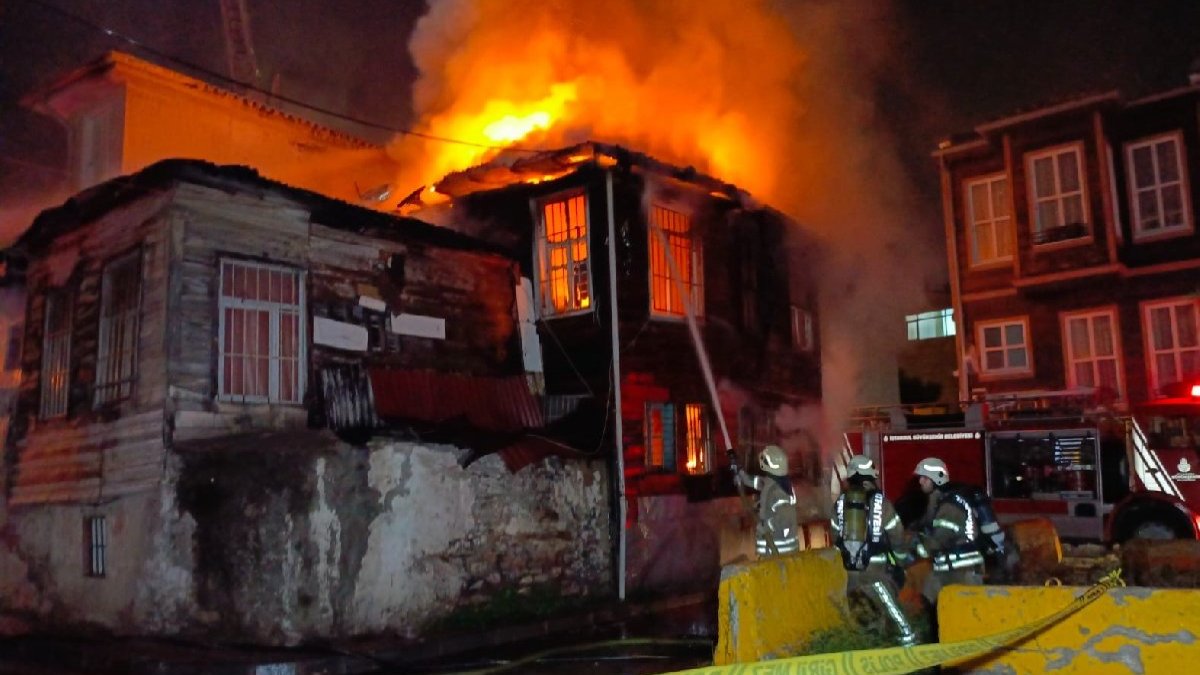 İstanbul'da 2 katlı ahşap bina alev alev yandı
