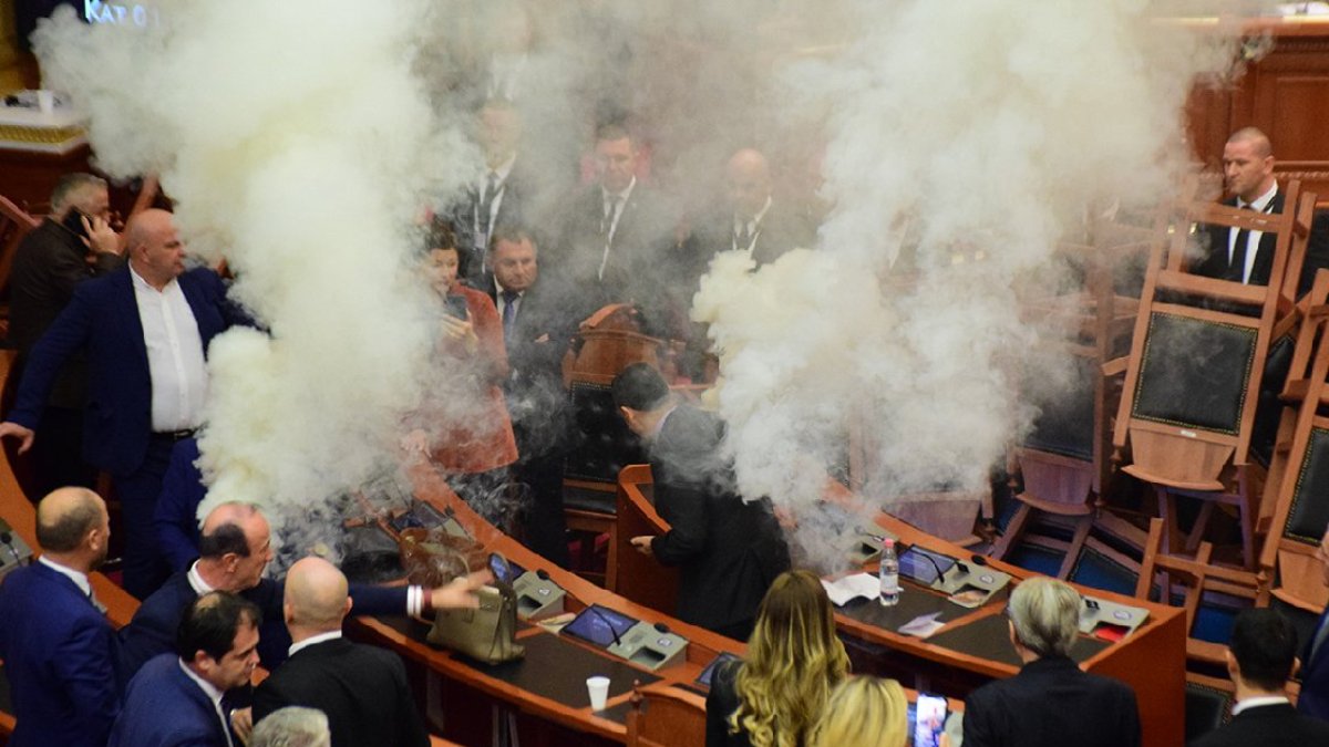 Meclis karıştı! Muhalefet sis bombası attı