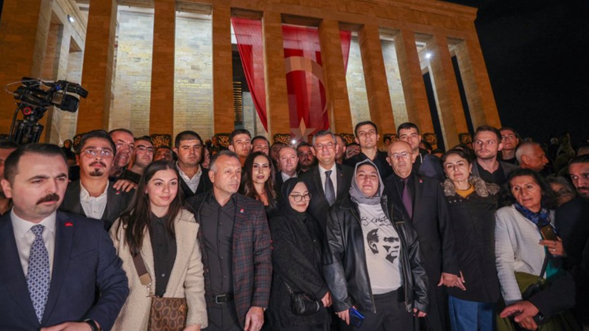 Özgür Özel, 'Ata'ya Saygı Zinciri'ne katılıp Anıtkabir'i ziyaret etti