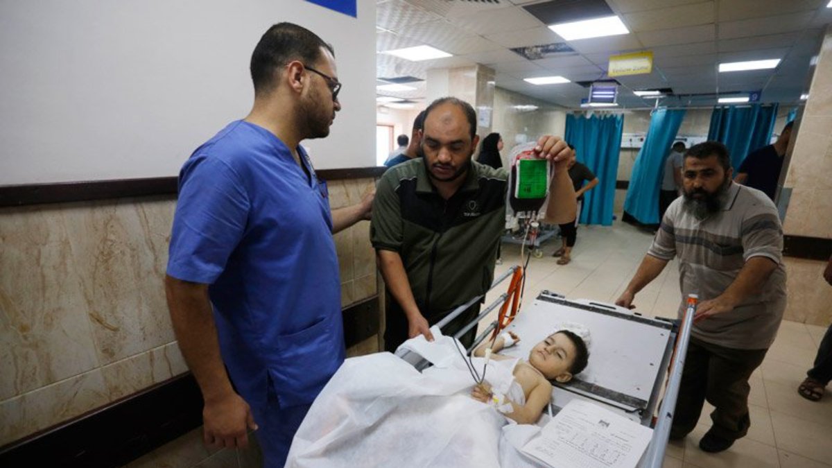 İsrail, keskin nişancılarla hastaneyi hedef aldı
