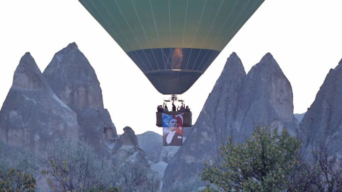 Kapadokya'da 10 Kasım'a özel balon gösterisi