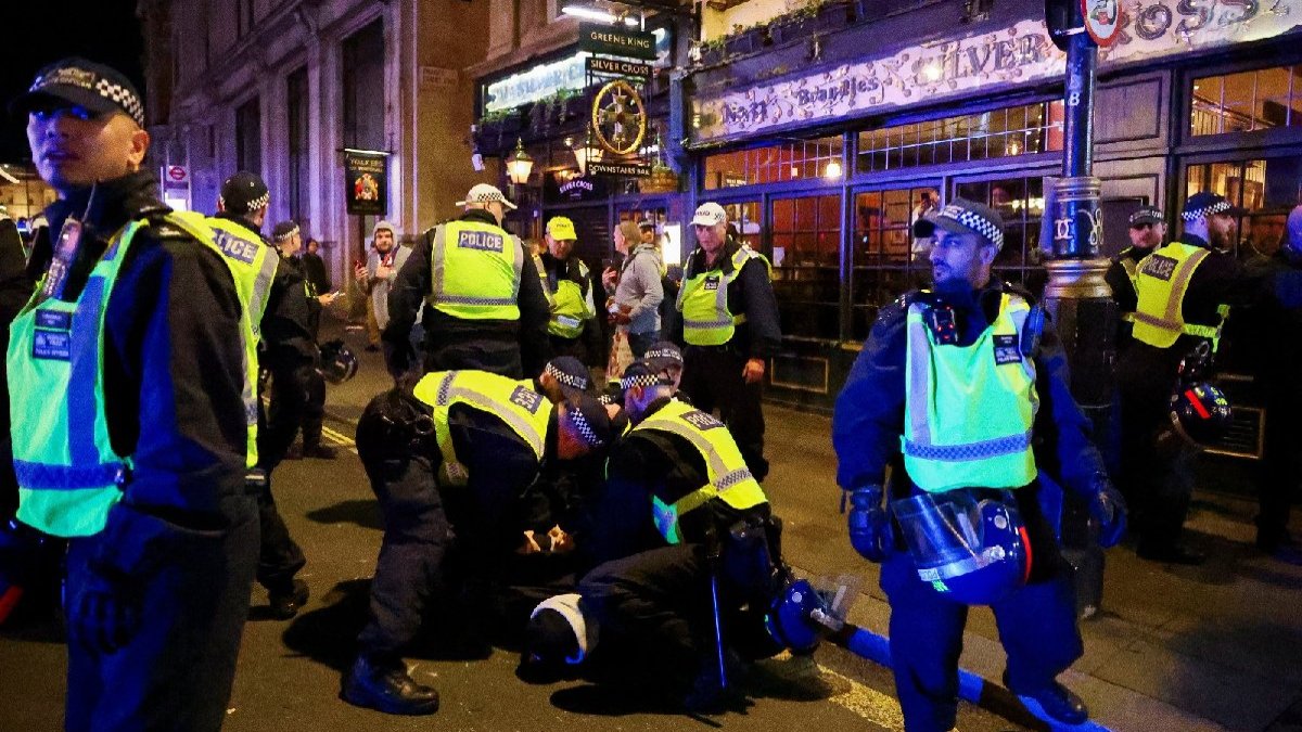 Londra'da aşırı sağcılar gözaltına alındı