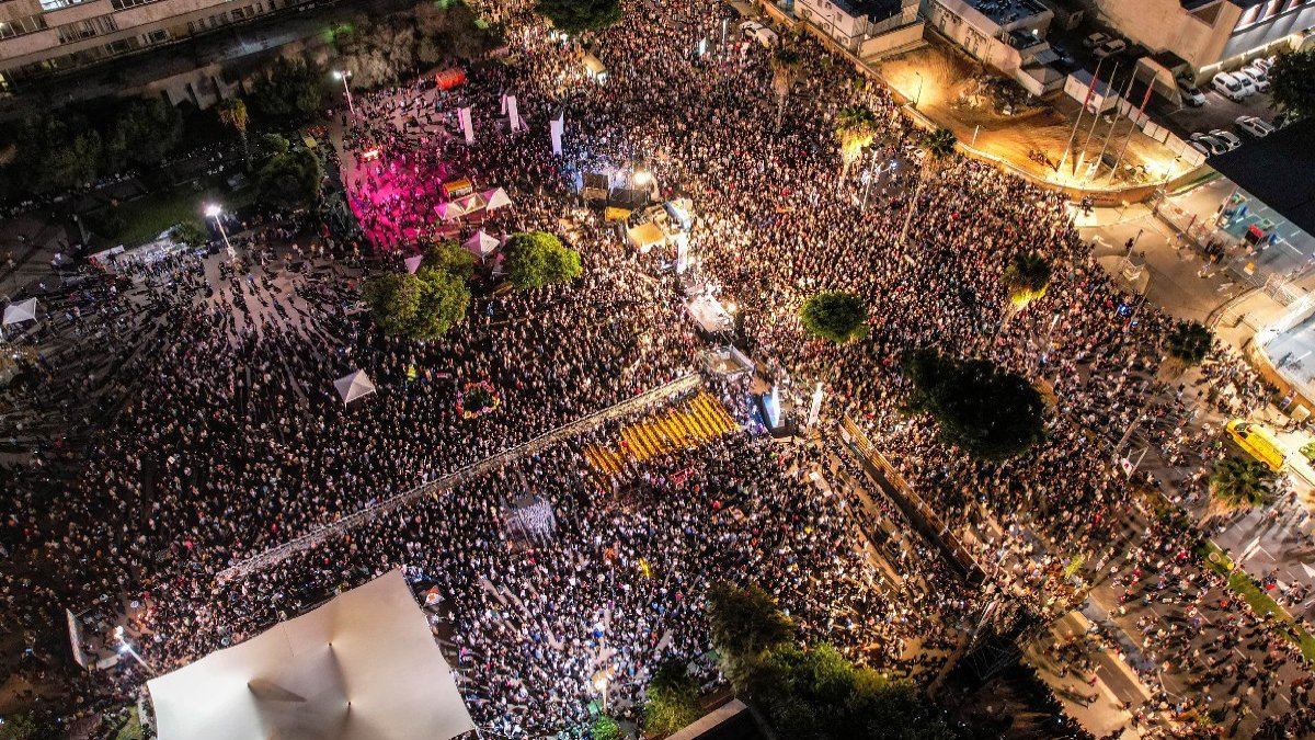 Tel Aviv’de binlerce kişi sokağa çıktı