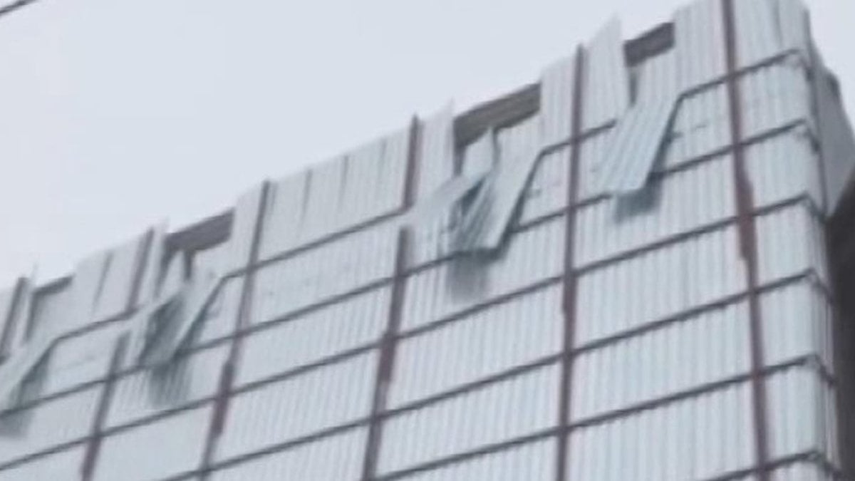 Şişli'de fırtınada binadaki metal levhalar koptu