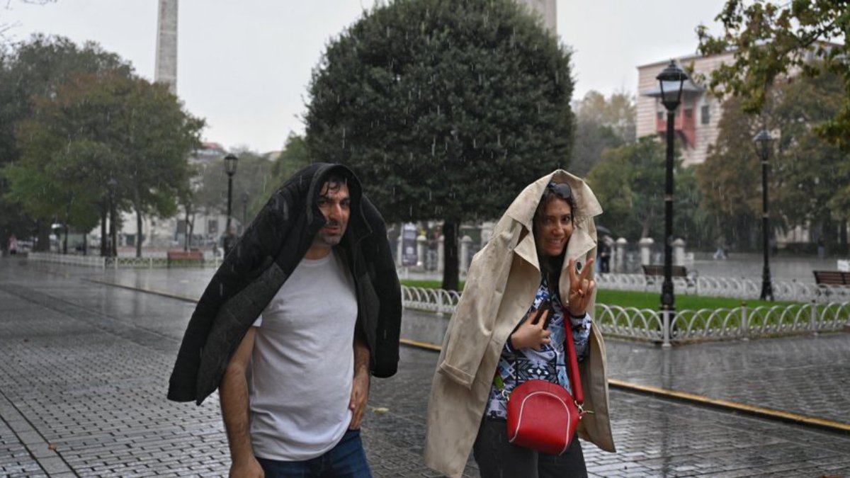 18 şehir için yağmur ve rüzgar uyarısı... İşte son hava durumu tahminleri