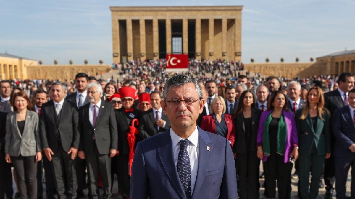 CHP lideri Özel yeni PM ve YDK üyeleriyle Ata'nın huzurunda