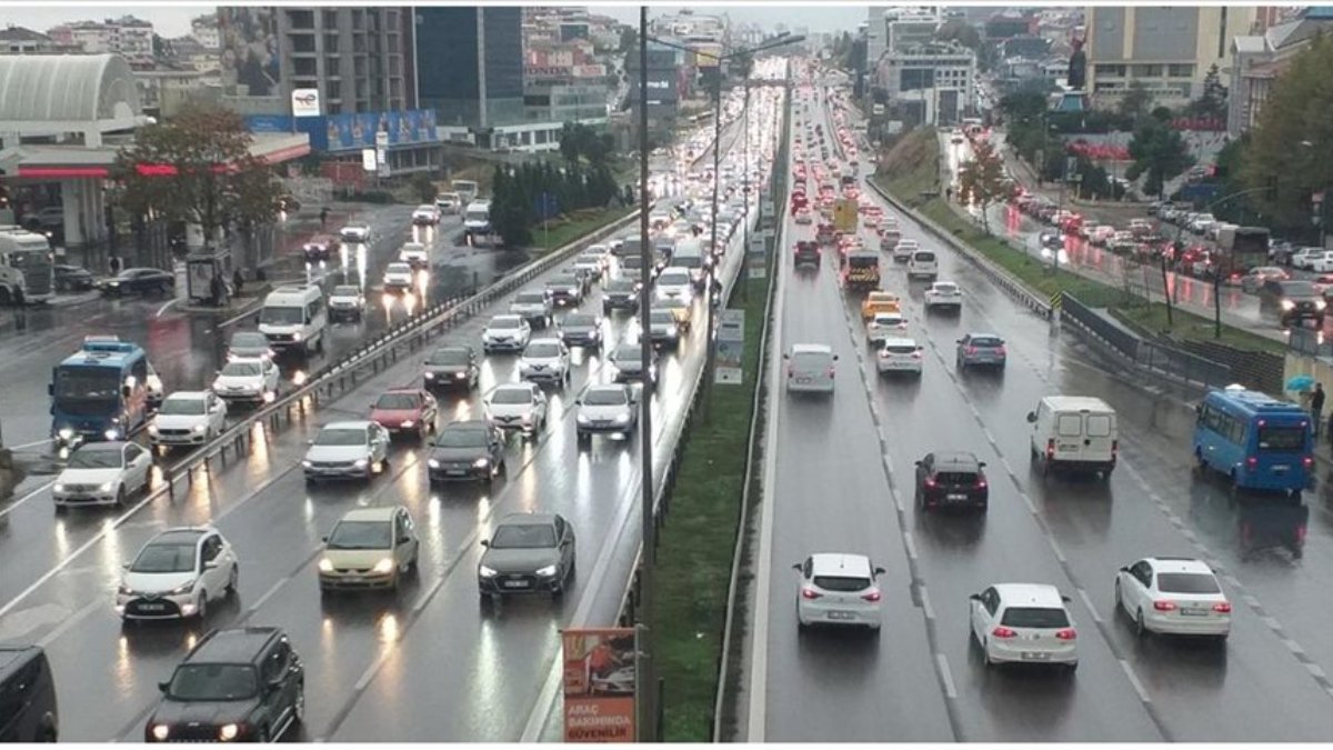 İstanbul'da hafta sonu trafiği iş günlerini aratmıyor...