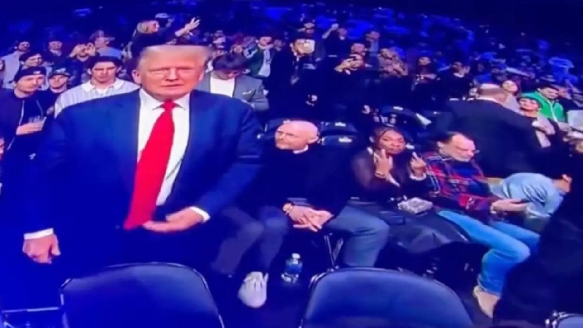 Trump'a kamera önünde el hareketi yaptı