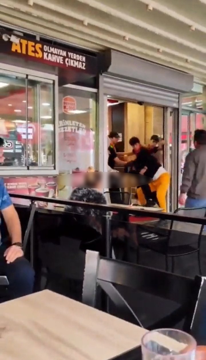 İsrail'i protestosu çığırdan çıktı, restoranın çalışanlarına saldırdı
