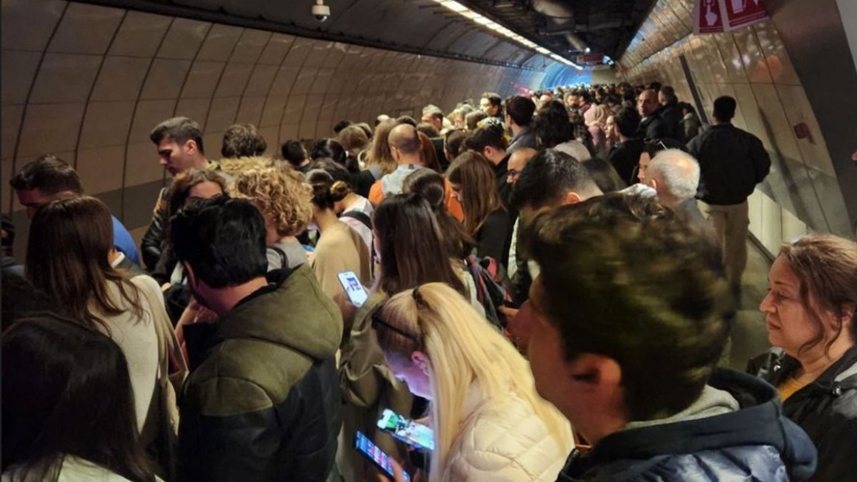 İstanbul'da metro arızası yoğunluğu... Yolcular mahsur kaldı