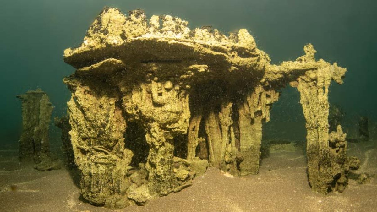 Van Gölü'nün su altında kalan antik yolu görüntülendi